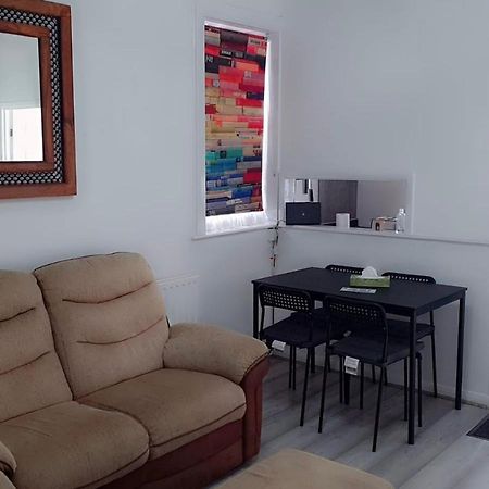 2 Bed 1St Floor Apartment-Own Entrance & Parking Portsmouth Exterior foto