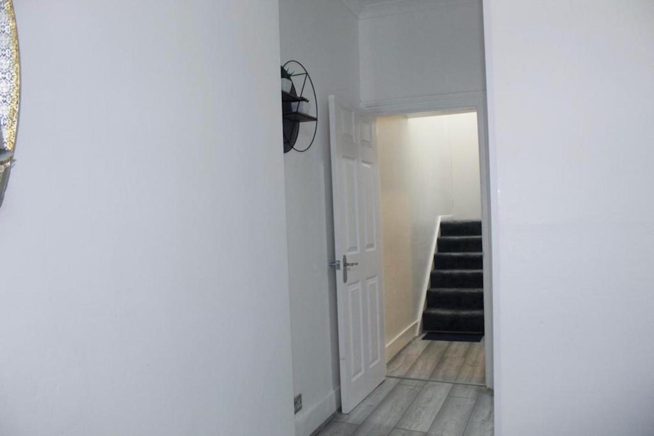 2 Bed 1St Floor Apartment-Own Entrance & Parking Portsmouth Exterior foto