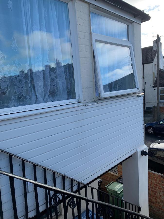 2 Bed 1St Floor Apartment-Own Entrance & Parking Portsmouth Exterior foto