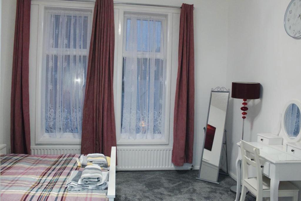 2 Bed 1St Floor Apartment-Own Entrance & Parking Portsmouth Exterior foto