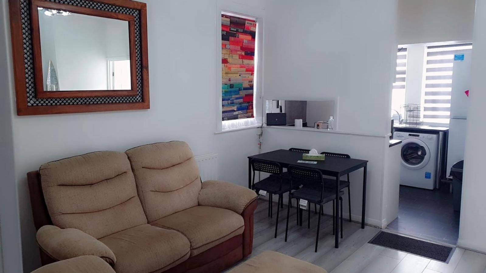 2 Bed 1St Floor Apartment-Own Entrance & Parking Portsmouth Exterior foto